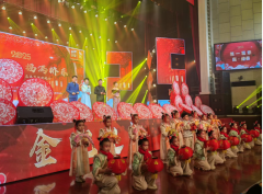 场不雅众正在欢笑取中亲情温暖取社会关爱；引
